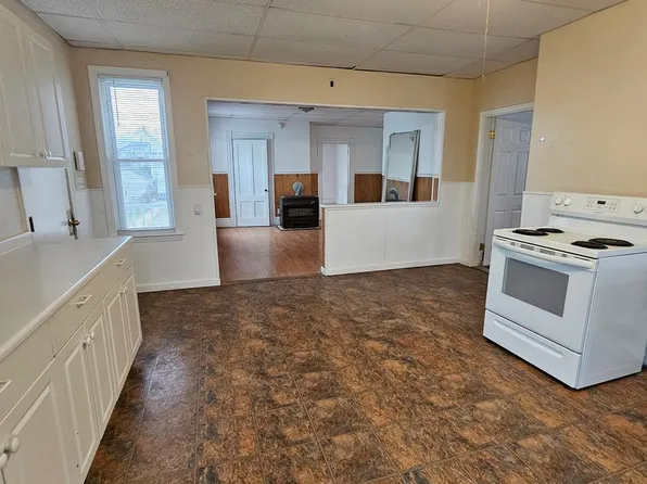 Spacious 3 Bedroom, 1 Bath Apartment, 495 Rimmon St #2, Manchester, NH 03102