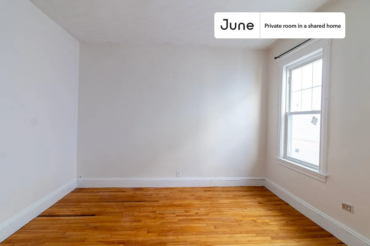 Queen bedroom in 4 bed/1 bath home in Dorchester Center #1733 B — Photo 3