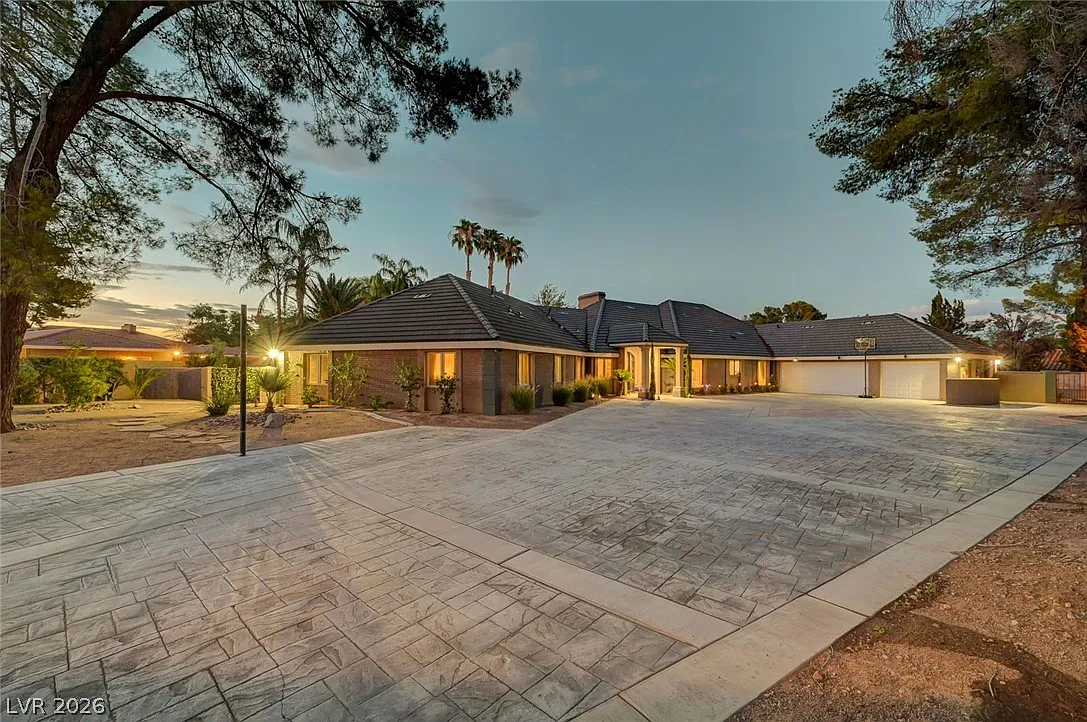 5 bed, 6.0 bath, 5684 sqft, $9,000 — Photo 2