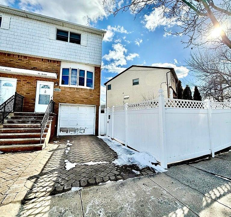 1st image of 213 CROSSFIELD Avenue
