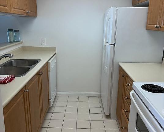 4th image of 75 Ellen St #905