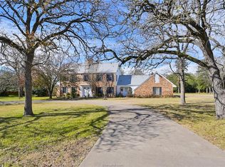 7050 Wood Oaks Dr, Bryan, TX 77808