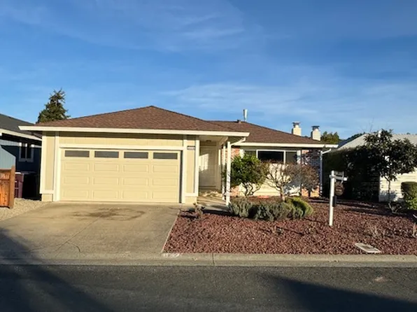 220 Vineyard Dr, Healdsburg, CA 95448