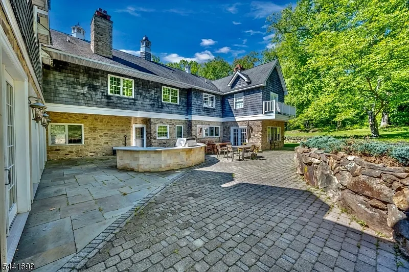 4 bed, 4.5 bath, 5000 sqft, $13,500 — Photo 4