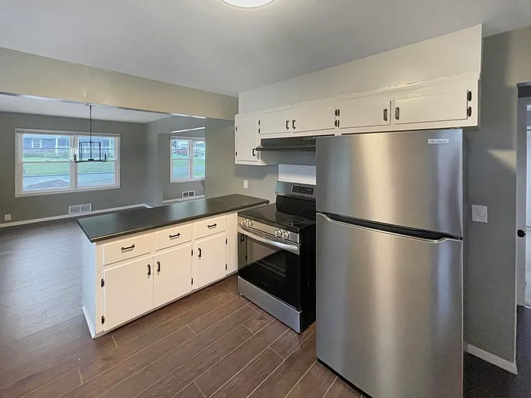 704 Park St — Photo 3