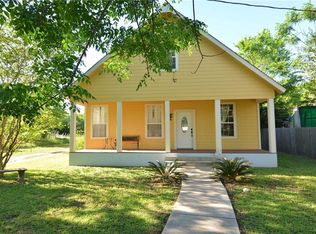 1706 SE 2nd St, Smithville, TX 78957