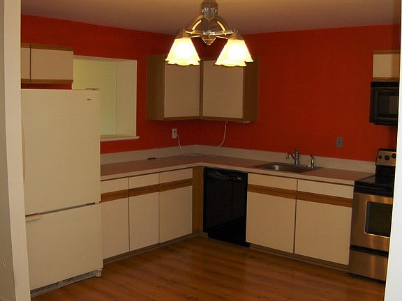 Kitchen
						:
						Newly painted off white after photo was taken