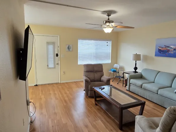 8525 111th St APT 203, Seminole, FL 33772