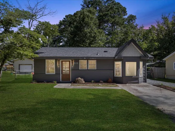 506 W Walnut St, Selma, NC 27576