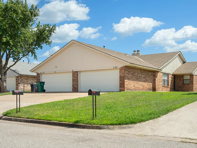 308 Corona Dr — Photo 1