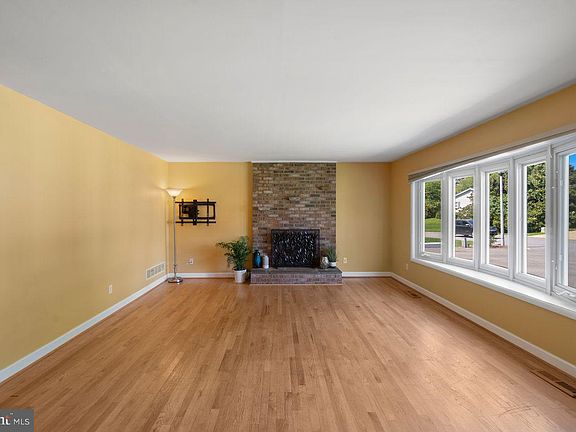 3rd image of 290 Halsey Rd