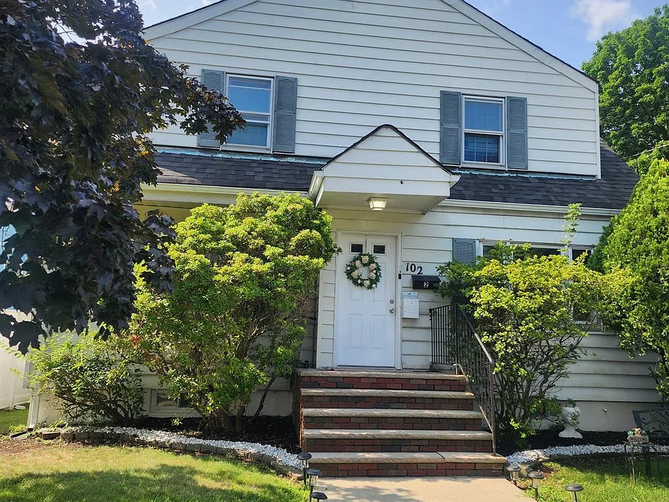 102 Wisteria St #2