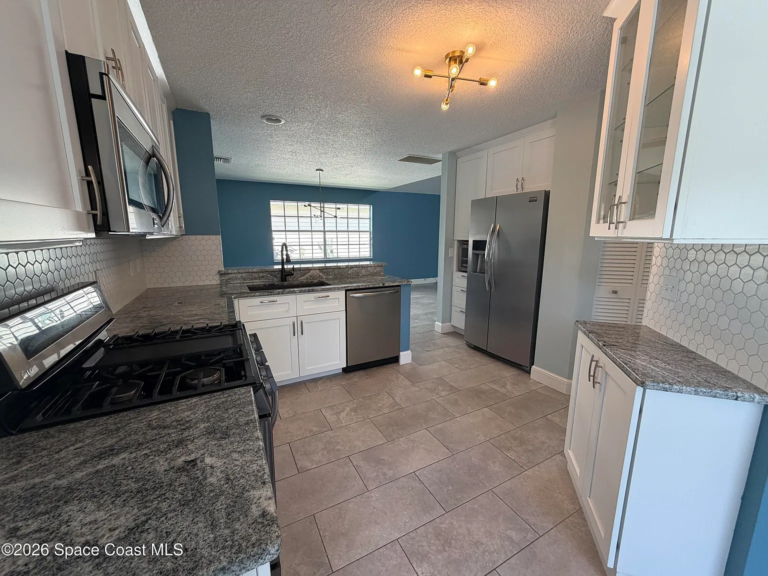 3 bed, 2.5 bath, 1991 sqft, $3,000 — Photo 4