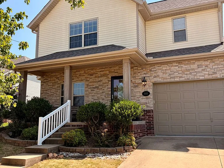 1500 NE Dysart Woods Ln — Photo 2