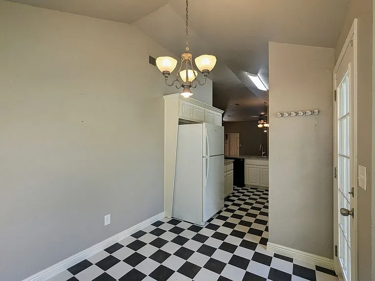 1005 Valley Ct — Photo 6