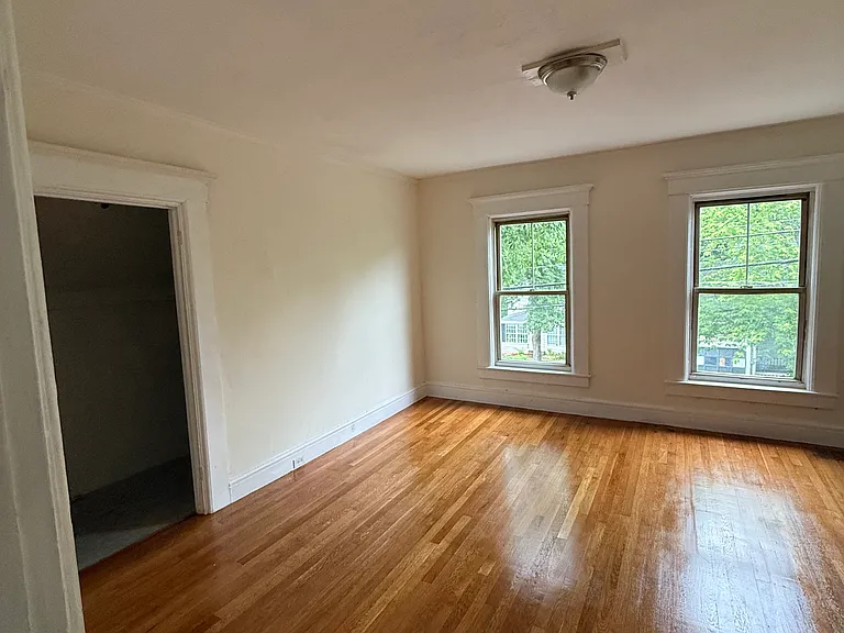 605 Hall St — Photo 5