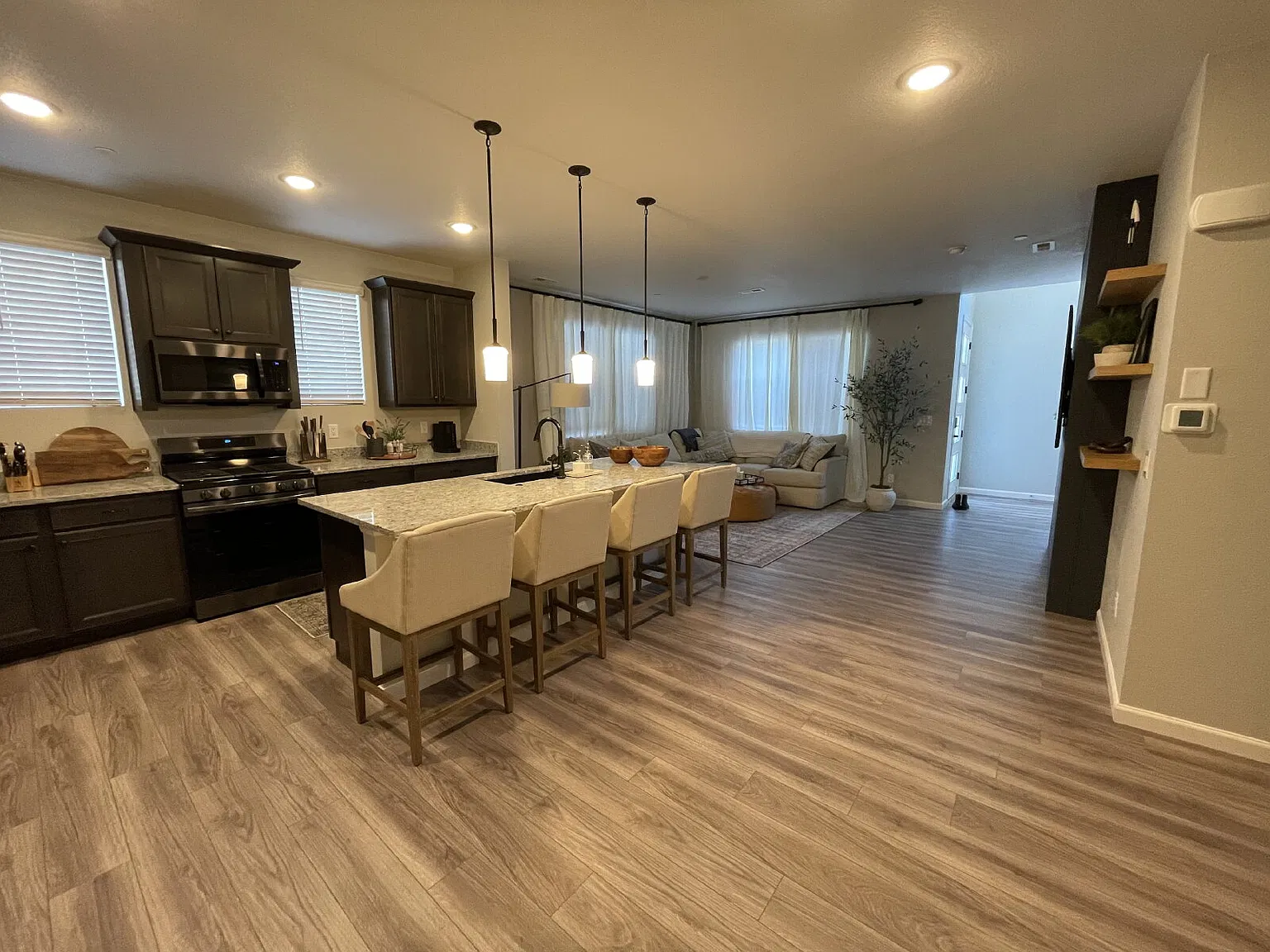3 bed, 2.5 bath, 1693 sqft, $2,475 — Photo 4