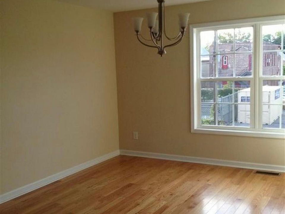 2nd image of 1015 Barrett St