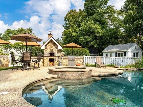 2 Savin St, Burlington, MA 01803