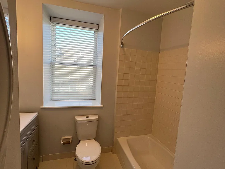 375 Dupont St #2F — Photo 6