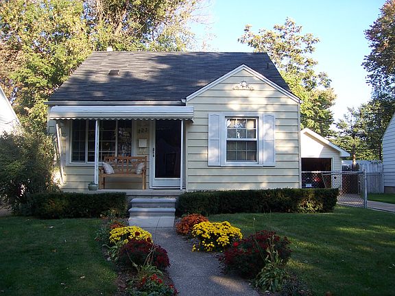 3rd image of 723 Irving Ave