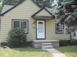 1552 Lindbergh St, Wyandotte, MI 48192
