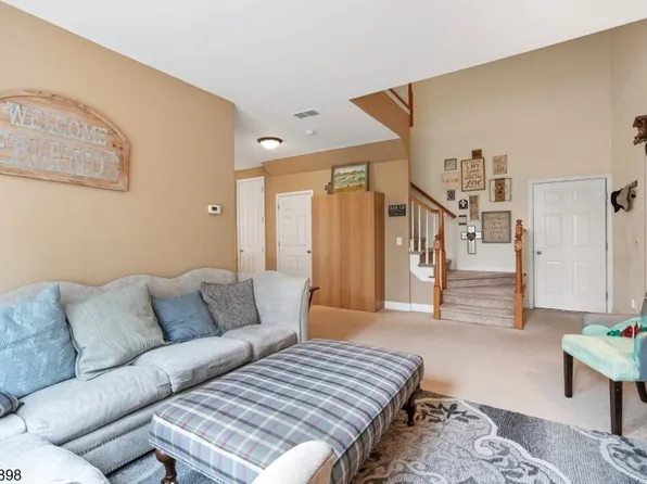 106 Limerick Ln, Lopatcong Twp., NJ 08865