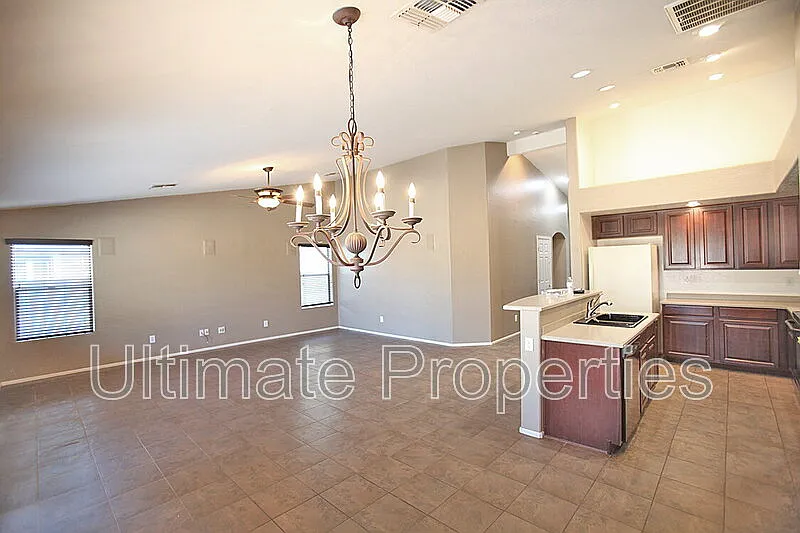 4 bed, 2.0 bath, 1887 sqft, $1,995 — Photo 4