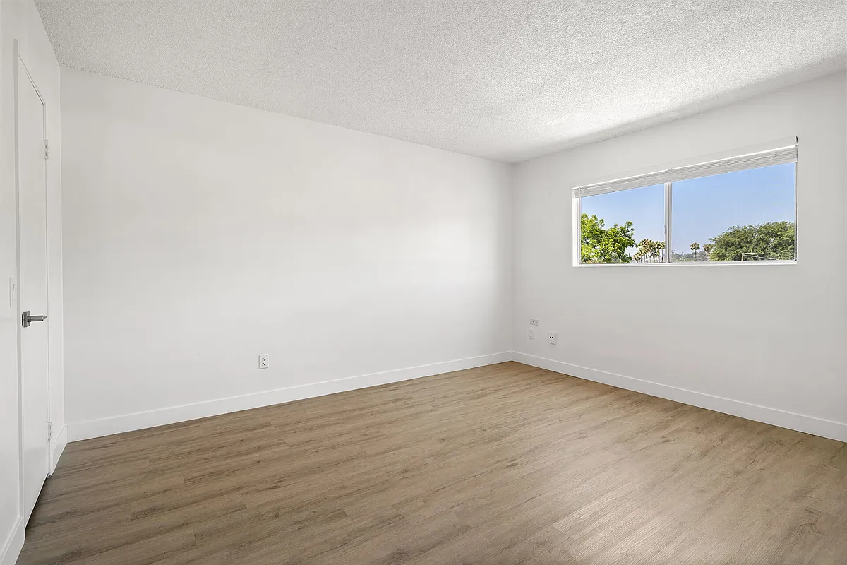 Building Photo - Valle at 9061 Kenwood