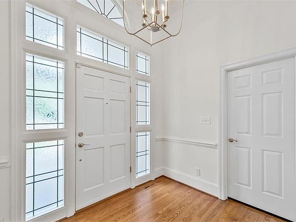 3rd image of 5 Sommerton Ct