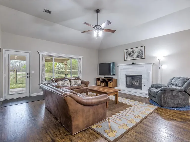 3901 W Canton St — Photo 2