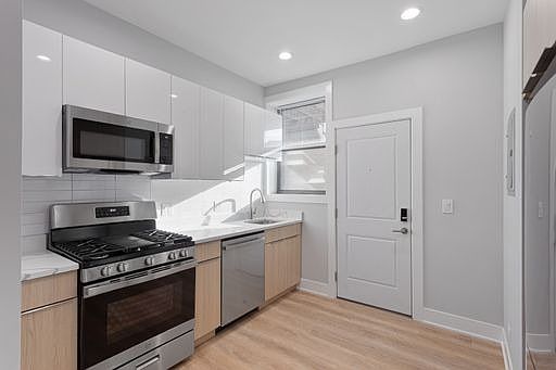 1st image of 6930 N Lakewood Ave #1