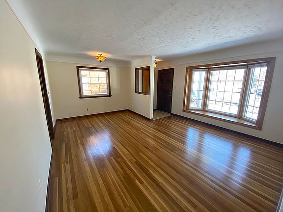 Living room - 17'7 X 14'5