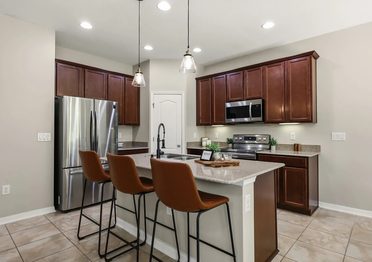 215 Lakeshore Dr — Photo 2