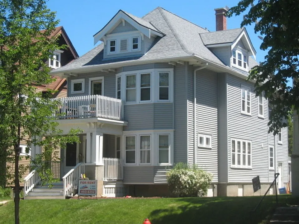 3244-3246 N Oakland Ave