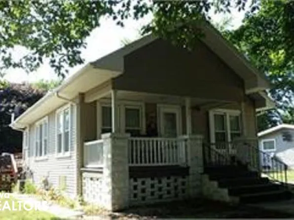 106 Elm St, Van Horne, IA 52346