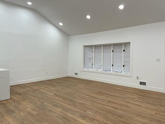 2nd image of 17 Lamplight Ln