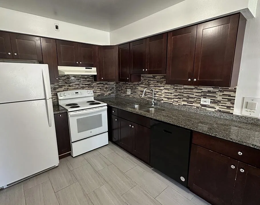 1639 Oakwood Ave #202