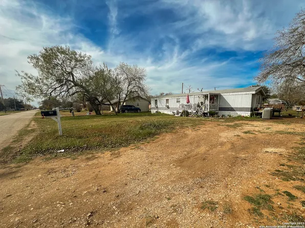 1211 Olive st, Jourdanton, TX 78026