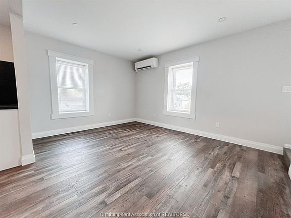 5th image of 247 Selkirk St