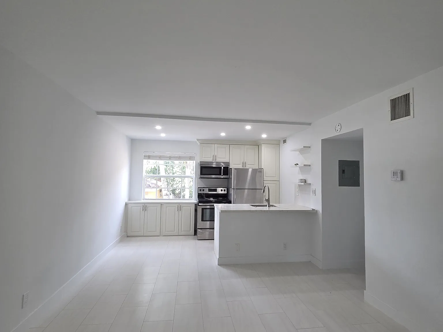 1505 NE 5th Ct — Photo 1