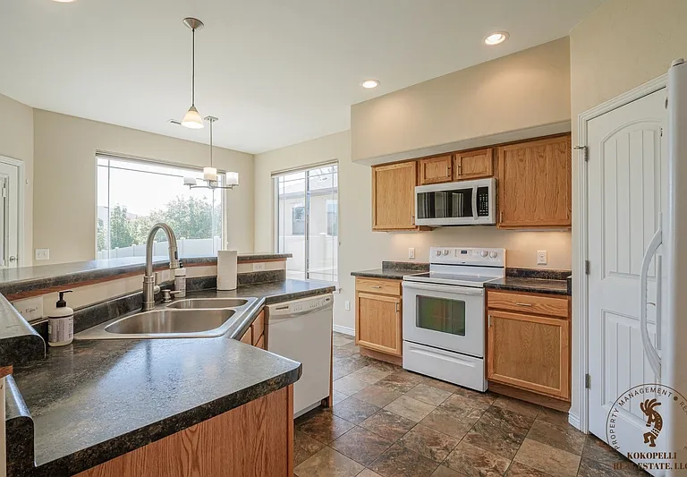 672 Muirfield Dr — Photo 1