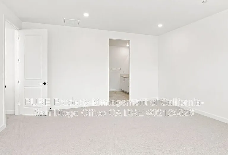 390 Baker St — Photo 10