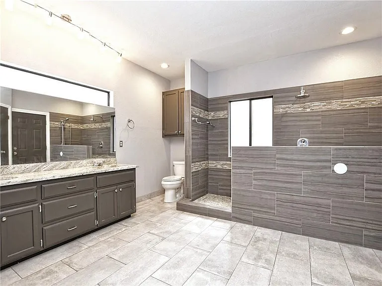 606 Tyrone Dr — Photo 2