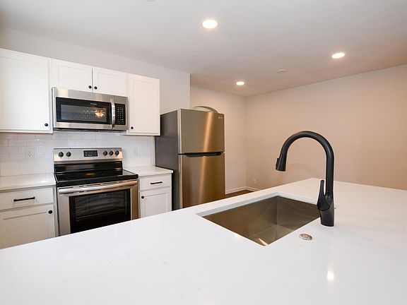 4th image of 4220 Forest Ave #2