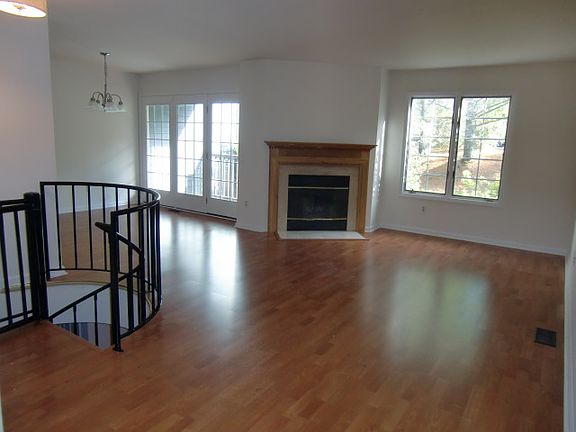 3rd image of 198 Cambridge Dr