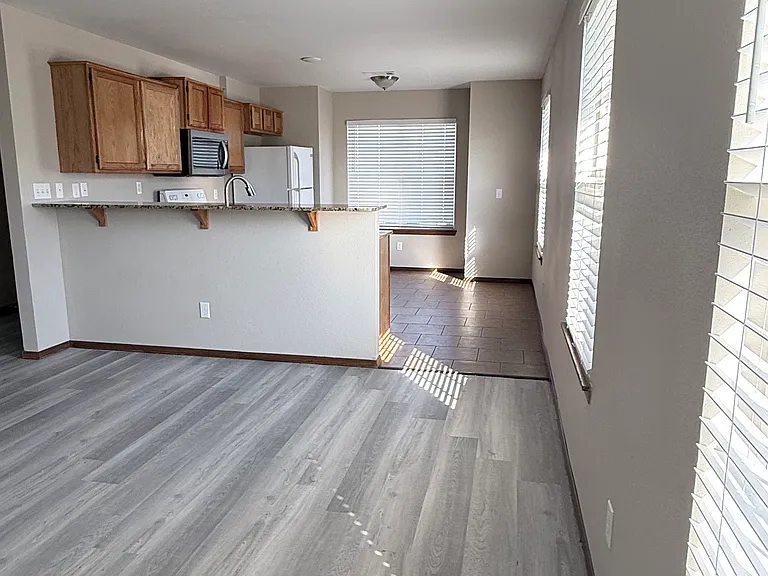 202 Foxglove St — Photo 7