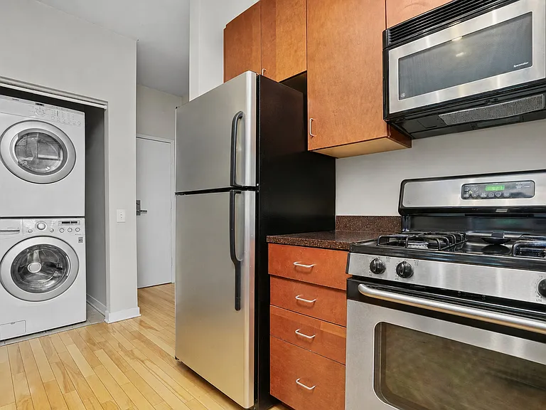 1112 W Washburne Ave #301 — Photo 9
