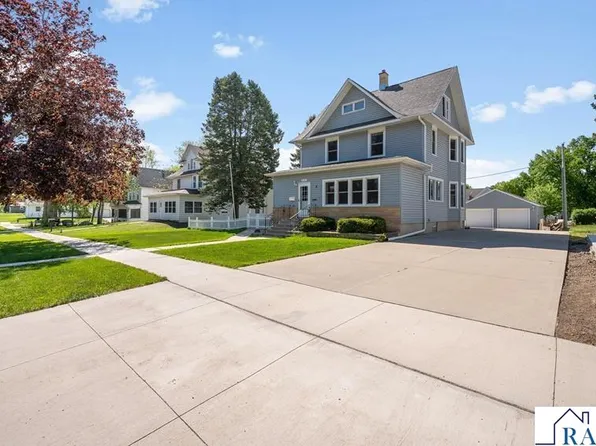 216 E 1st St, Blue Earth, MN 56013