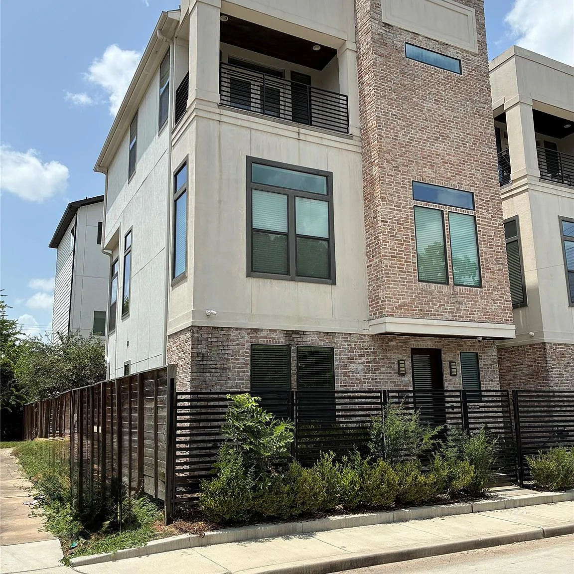 3 bed, 3.5 bath, 2144 sqft, $4,400 — Photo 1